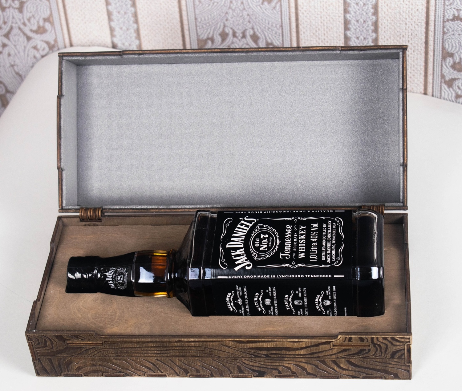 imagem do arquivo vetor para download Caixa de Madeira Gravada Jack Daniels Whiskey 