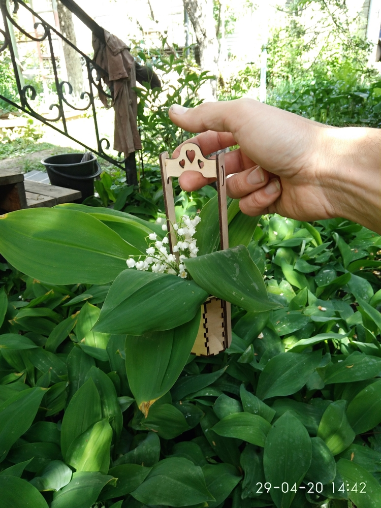 imagem do arquivo vetor para download Cesta de madeira para flores com alça