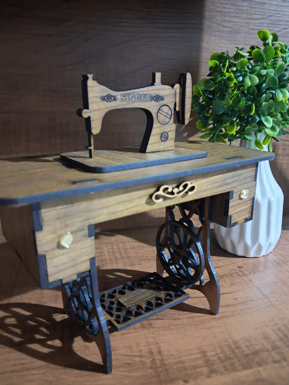 imagem do arquivo vetor para download Mesa de Costura em Miniatura