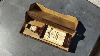 imagem do arquivo vetor para download Suporte para garrafa de uísque Jack Daniels