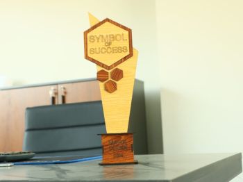 imagem do arquivo vetor para download Troféu de Madeira Cortado a Laser