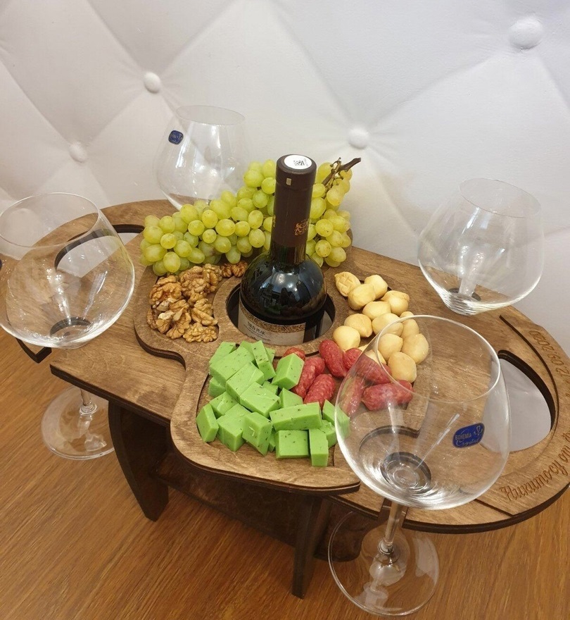 imagem do arquivo vetor para download Mesa de vinho com suporte para garrafa de vinho