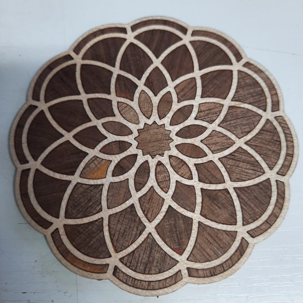 imagem do arquivo vetor para download Porta-copos de madeira com design de mandala