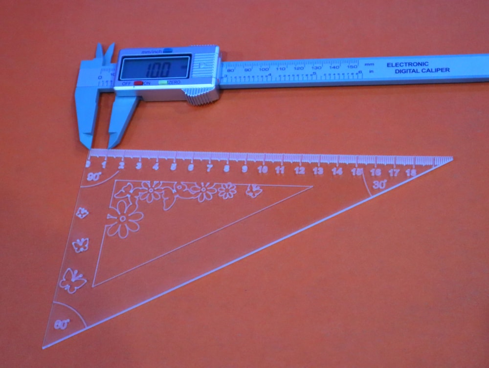 imagem do arquivo vetor para download Régua Triangular Cortada a Laser